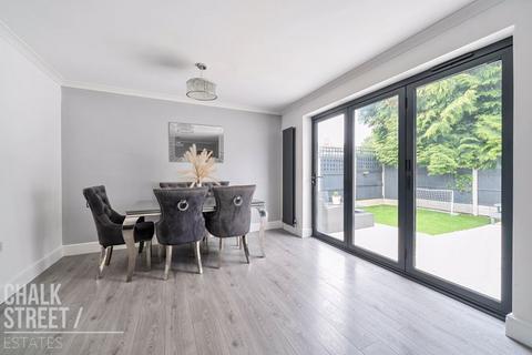 37 Thorncroft, Hornchurch, RM11 1EU