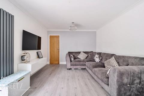 37 Thorncroft, Hornchurch, RM11 1EU