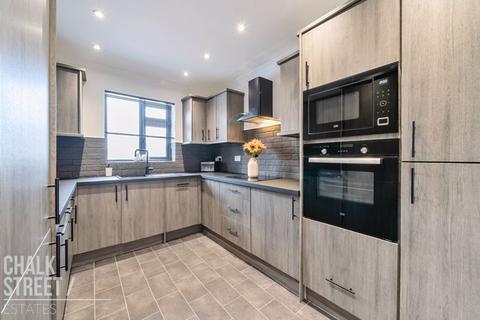 37 Thorncroft, Hornchurch, RM11 1EU
