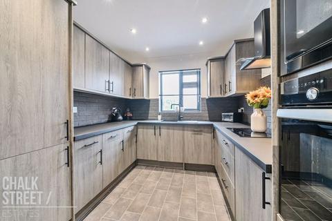 37 Thorncroft, Hornchurch, RM11 1EU