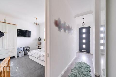 37 Thorncroft, Hornchurch, RM11 1EU