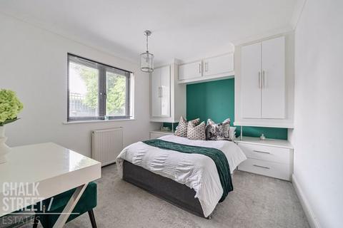 37 Thorncroft, Hornchurch, RM11 1EU