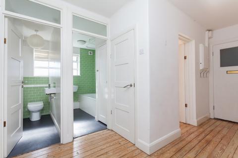 2 bedroom flat to rent, Skeltons Lane, London