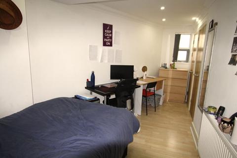 2 bedroom apartment to rent, Moira Place, Cardiff CF24