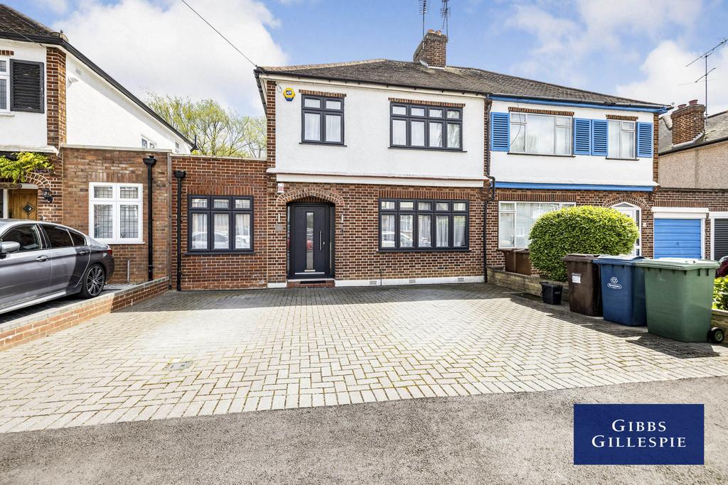 St. Michaels Crescent, Pinner 5 bed semidetached house to rent £