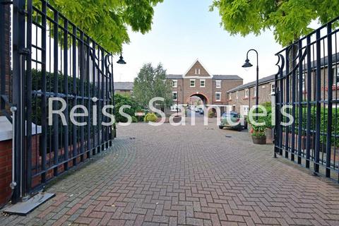 6 bedroom terraced house to rent, Lockesfield Place, London E14