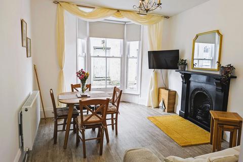 2 bedroom flat to rent, Flat , Marlen House, Lower Frog Street, Tenby