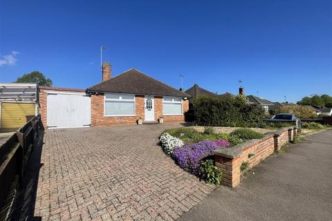 2 bedroom detached bungalow for sale, Meadow Way, Hitchin
