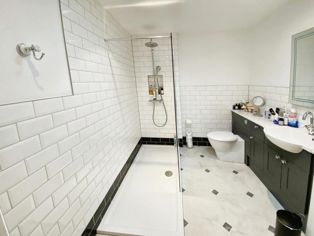 37024d8e Shower 20 Room.jpg