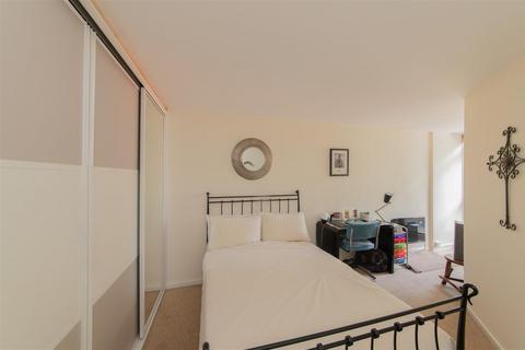 2 bedroom flat for sale, Holden Avenue, London