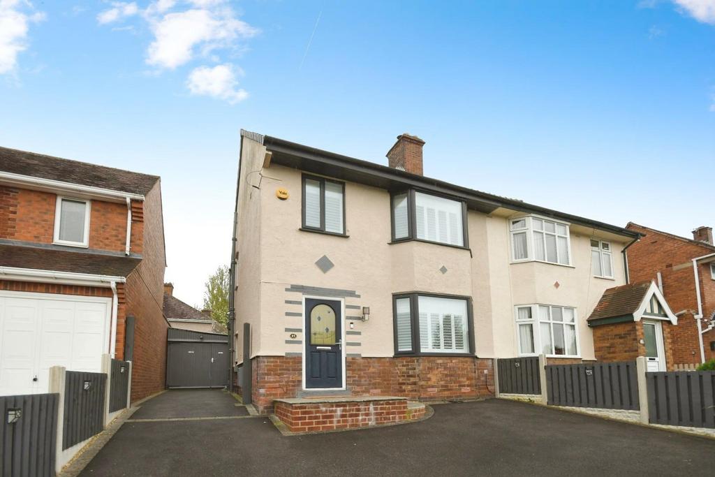 Dunston Lane, Newbold Chesterfield... 3 bed semidetached house for