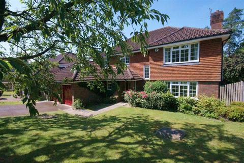 5 bedroom detached house to rent, 4 Old Farmhouse Drive
