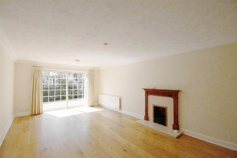 5 bedroom detached house to rent, 4 Old Farmhouse Drive