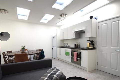 1 bedroom flat to rent, 24b High Street Cobham Surrey