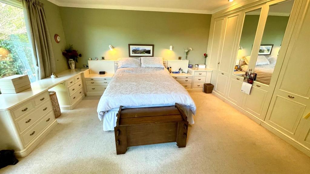 Double aspect bedroom