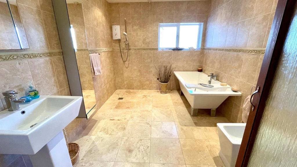 Large tiled en suite wet room/bathroom