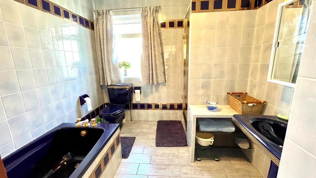 Tiled 4 piece bathroom