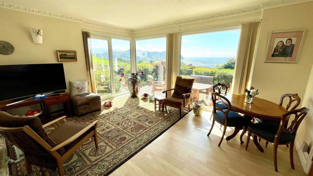 Double aspect dining/sitting room