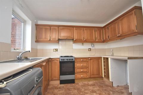 2 bedroom terraced house to rent, Plym Close, Aylesbury HP21