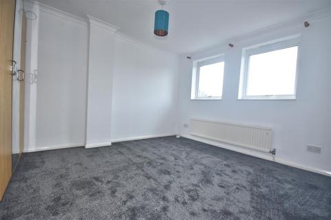 2 bedroom terraced house to rent, Plym Close, Aylesbury HP21