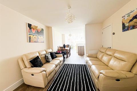 3 bedroom end of terrace house to rent, Five Oaks Lane, Chigwell