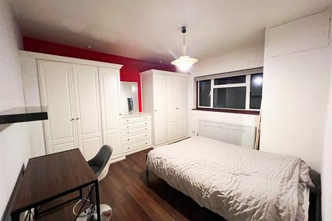 4 bedroom terraced house to rent, Gantshill Crescent, Gants Hill