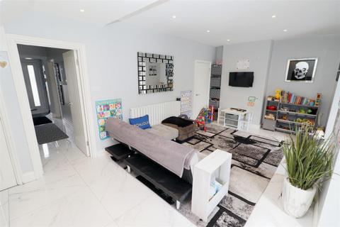 4 bedroom semi-detached house for sale, Bunns Lane, London