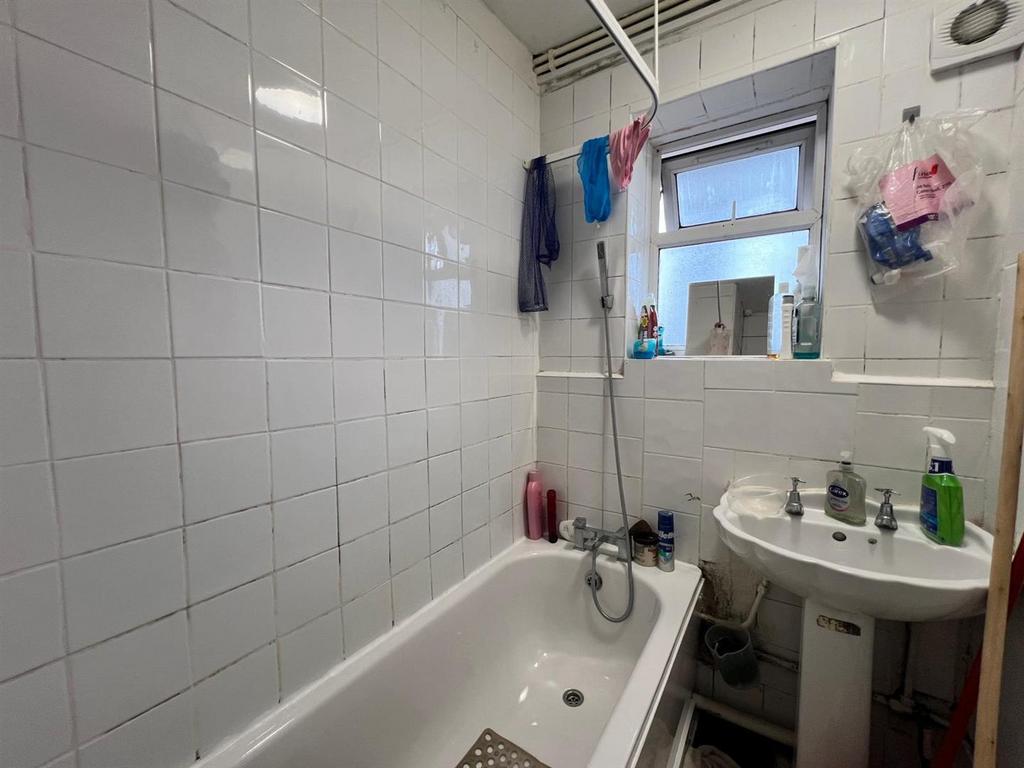 Charlton Crescent, Barking IG11 2 bed flat for sale £300,000
