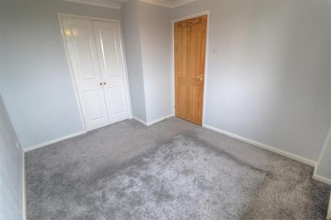 3 bedroom semi-detached house to rent, Balmoral Close, Evesham