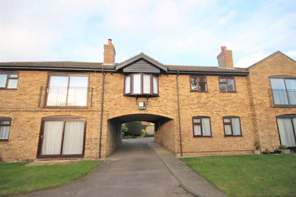 Aylmerton Court, Shefford, SG17 1 bed flat to rent £800 pcm (£185 pw)