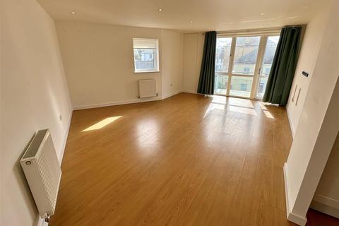 2 bedroom apartment to rent, Pentire Crescent, Newquay TR7