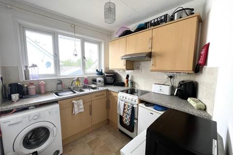 2 bedroom flat to rent, North Parade, Falmouth