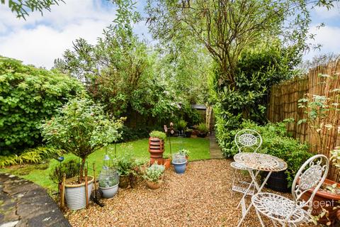 45 Meadow Walk, Epsom, KT17 2EF