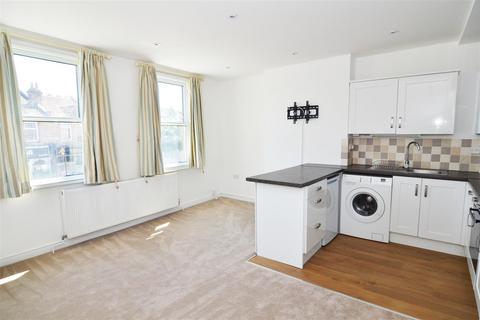 2 bedroom flat to rent, Stanley Road, Teddington