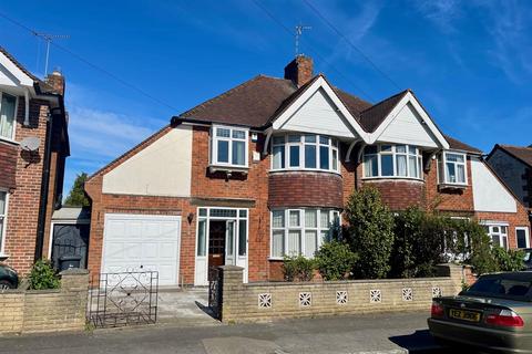 3 bedroom semi-detached house to rent, Greystone Avenue, Leicester
