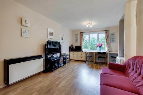 2 bedroom flat for sale, Maltby Drive, Enfield EN1