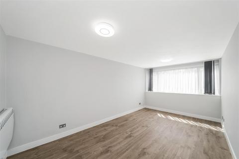 Studio to rent, Hazelwood House, North Chingford E4