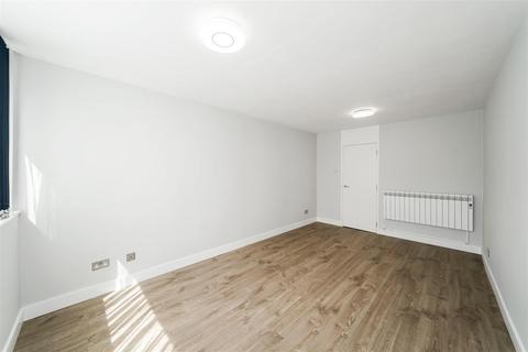 Studio to rent, Hazelwood House, North Chingford E4