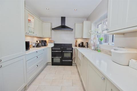 19 Knebworth Path, Borehamwood, WD6 2QW