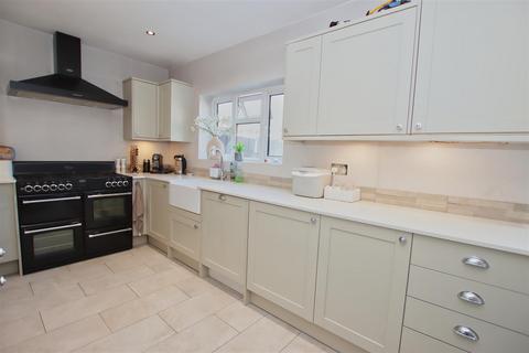 19 Knebworth Path, Borehamwood, WD6 2QW