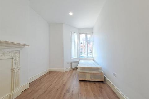 2 bedroom flat to rent, Bramble Court, Woodcote Road, Wallington