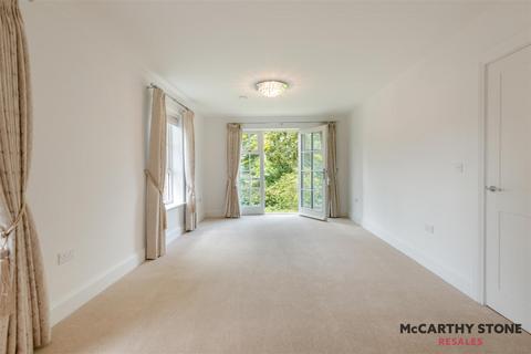 2 bedroom apartment for sale, The Cloisters, High Street, Great Missenden, HP16 0AA