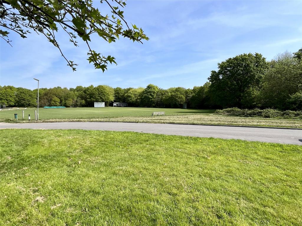 Stoneleigh Road, Oxted, Surrey, RH8 4 bed detached house for sale £