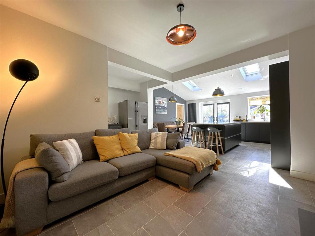 Sitting Room Through To Kitchen Space 622