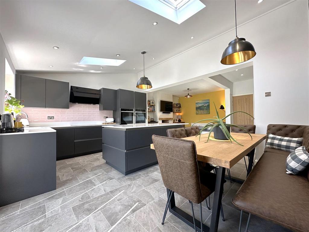 STUNNING Dining Kitchen 634