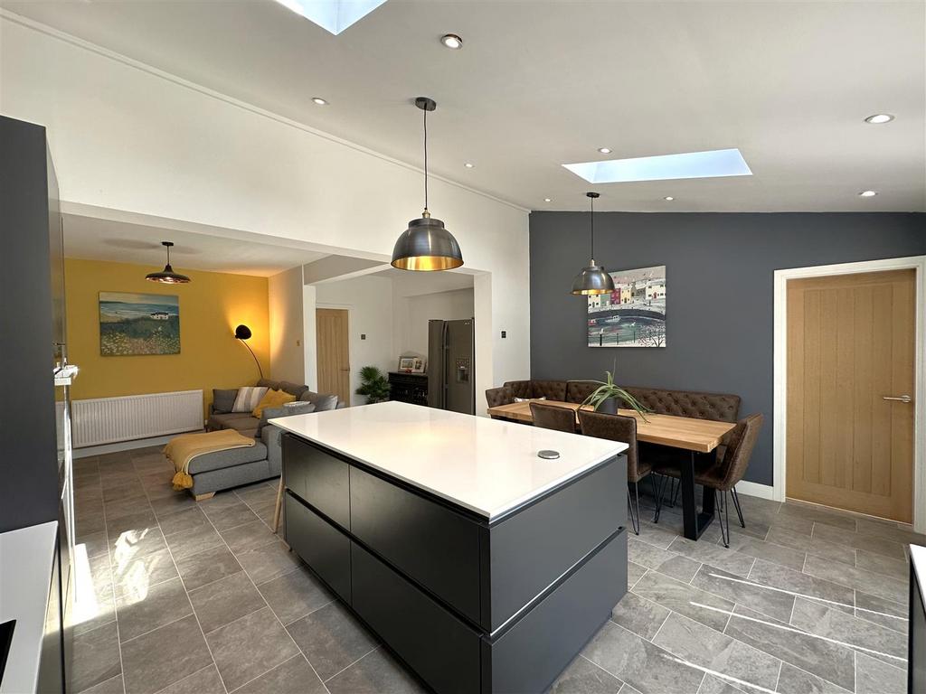 Large OPEN-PLAN Living Space 639