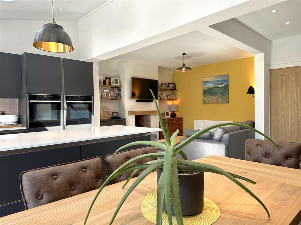Contemporary Living 636