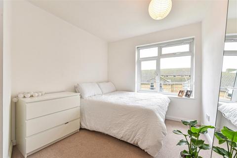 4 bedroom apartment to rent, Velyn Avenue, Chichester