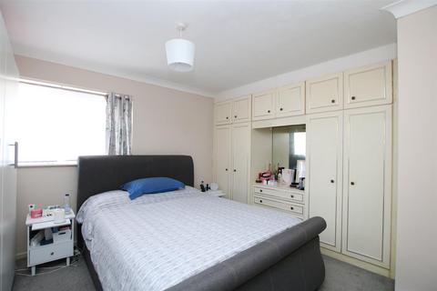 2 bedroom flat to rent, Hawthorn Close, Horsham