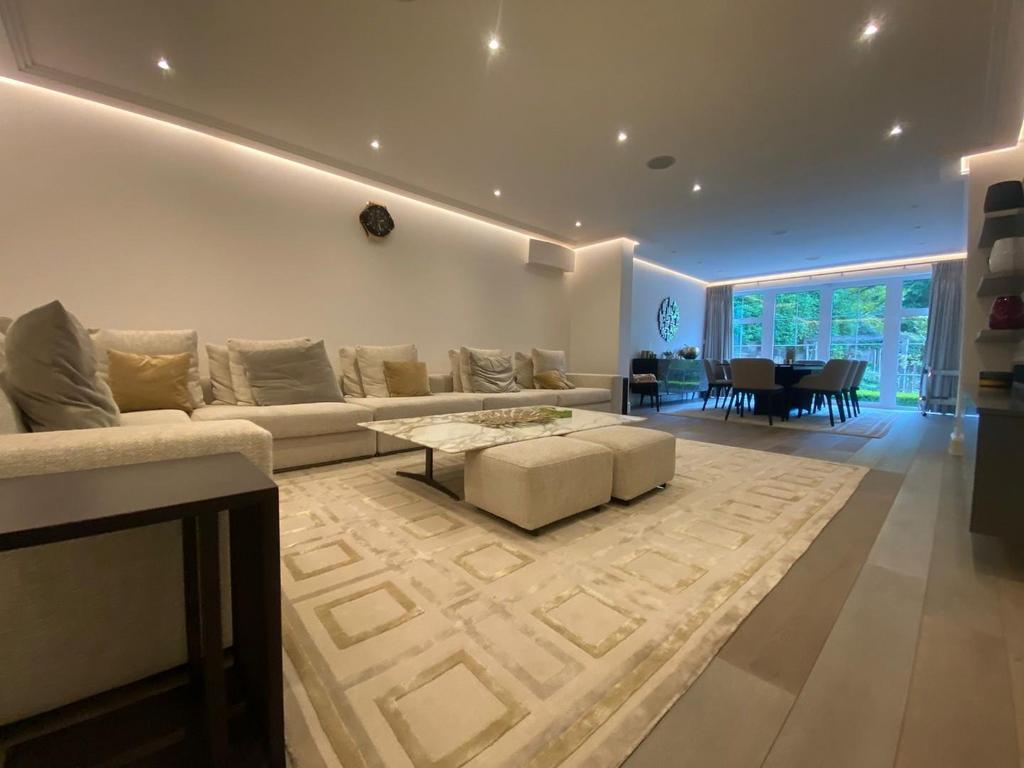 Lounge 3.jpg